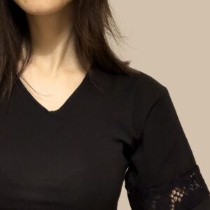 Vestito nero con inserto in pizzo
