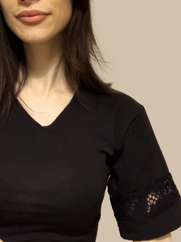 Vestito nero con inserto in pizzo