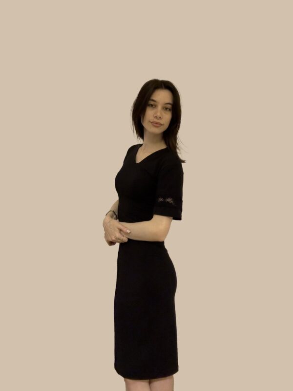 Vestito nero con inserto in pizzo - immagine 2